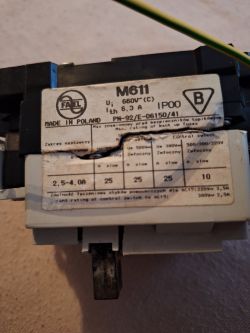 Wyłącznik elektryczny FAEL M611 z tabliczką znamionową, pokazującą dane techniczne i parametry pracy.