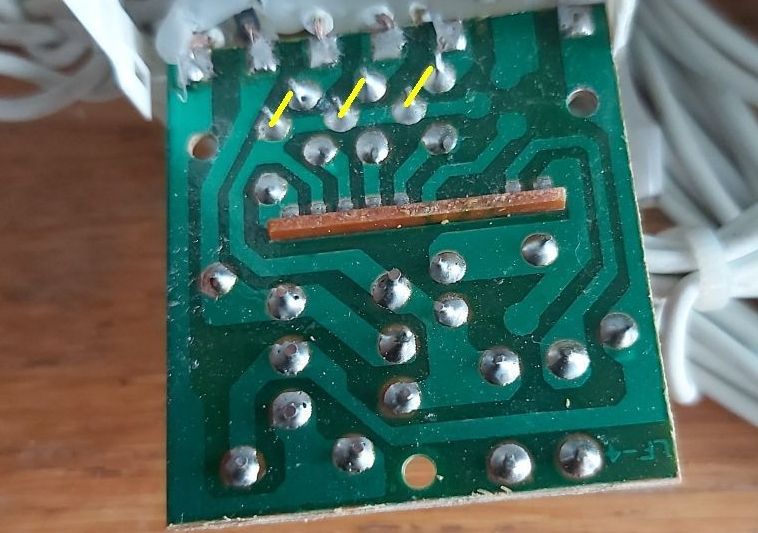 Zdjęcie fragmentu płytki drukowanej ze schematem lampek choinkowych LED.
