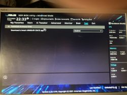 Ekran narzędzia UEFI BIOS Utility w trybie zaawansowanym na komputerze ASUS.