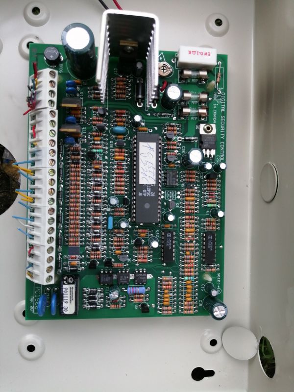 Jakie zasilanie podpiąć pod alarm PC1500? Załączam schemat kabli.