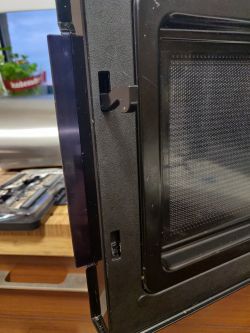 Samsung GE83M - Uszkodzony zatrzask drzwi mikrofali Samsung GE83M - Uszkodzony zatrzask drzwi mikrofali