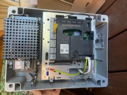 Wnętrze obudowy napędu bramy Nice Wingo 3524 z modułem WiFi OXT Tuya t210