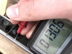Pomiar przewodności listwy zasilającej multimetrem cyfrowym