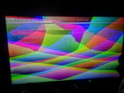 Fernsehbildschirm mit verzerrtem buntem Bild und sichtbarem Fehlermeldungstext.