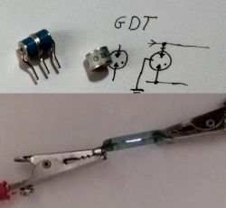 Elementy GDT z rysunkiem schematu oraz rura wyładowcza trzymana klipsami