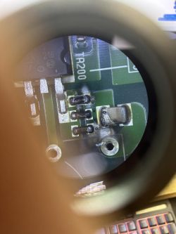 Zbliżenie uszkodzonej płytki elektronicznej w wzmacniaczu Rotel.