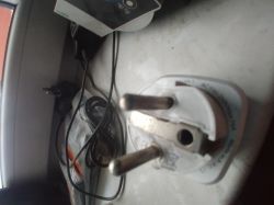 Wtyczka IGSH-1 z deformacją termiczną na tle gniazda i kabli