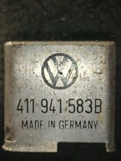 Metalowa część z numerem 411 941 583B i logo VW.
