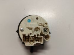 Presostat mechaniczny z widocznymi złączami elektrycznymi i śrubami regulacyjnymi.