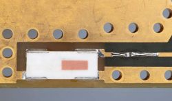 Anteny radiowe dla miniaturowych medycznych urządzeń noszonych