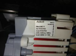 Zbliżenie na tabliczkę znamionową pompy Askoll Mod.M311 w zmywarce