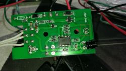 Jak podłączyć przekaźnik do układu 12F675 zasilanego 5V?