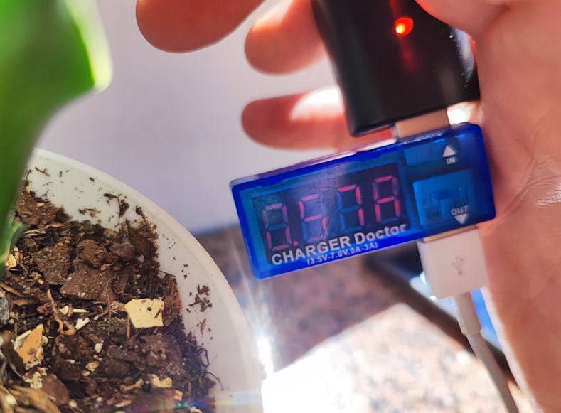 Miernik Charger Doctor pokazujący napięcie i prąd ładowania przy 0.57A i 4.17V