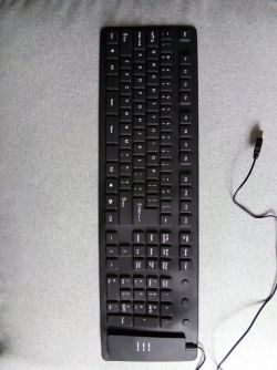 Wybór cichej klawiatury USB z blokiem numerycznym do pisania tekstu i kodu