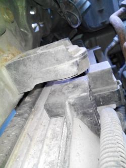 Punto 2 1,9 JTD - Luzy chłodnicy po wizycie u mechanika, brakujące mocowanie?