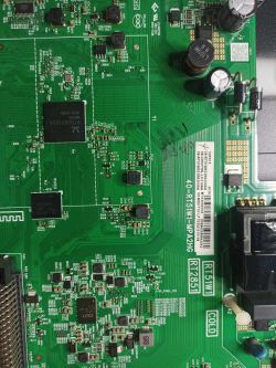 Zbliżenie na płytę główną telewizora TCL 50P615x1, model 40-RT51W1 MPA2HG, z widocznymi komponentami elektronicznymi i etykietą modelu.