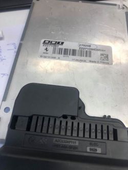 Ferrari 458 - Piny żeńskie złącza wtyczki modułu zawieszenia.