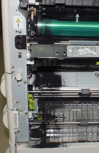 Konica 7130 – nadmiar toneru z lewej strony bębna, ślimak nie odbiera toneru