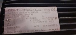 Tabliczka znamionowa silnika SEW-EURODRIVE z danymi technicznymi.