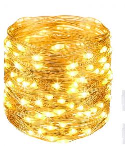 Zdjęcie światełek LED typu fairy lights, zwiniętych w kłębek, emitujących jasne, ciepłe światło.