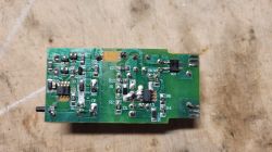 Płytka drukowana z elementami elektronicznymi.