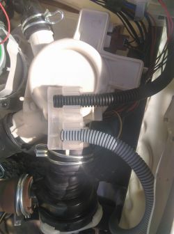 Jak naprawić wyciek wody z wężyków w zmywarce AEG Favorit 65410MOP?