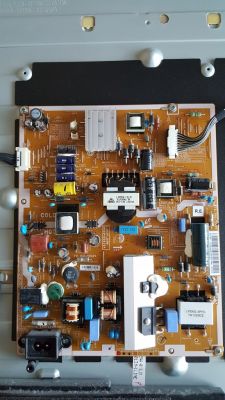 Zdjęcie płytki drukowanej z widocznymi elementami elektronicznymi, takimi jak kondensatory, rezystory i diody.