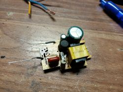 Ściemnialne żarówki LED E27 - Wymiana spalonych elementów: rezystor 47 Ohm, kondensator 47nF 400V