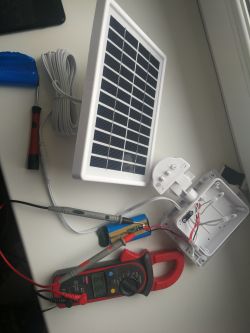 Halogen solarny LIVARNO LIDL: brak ładowania akumulatora, płytki z czujnikiem ruchu