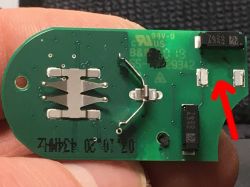 Zdjęcie płytki drukowanej z pilotem do motocykla BMW F900R z systemem keyless, z widocznym uszkodzeniem i brakującym elementem.