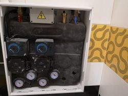 Jakie ustawienie wybrać dla Grundfos UPM3 Auto w dwóch obiegach?