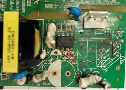 Leiterplatte mit elektronischen Bauteilen, SMD-Teilen und rot markiertem Bereich in der Mitte.