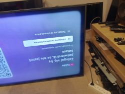Telewizor Philips 55PUS6402 ustawiony do góry nogami, ekran wyświetla menu