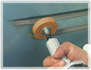 Jak usunąć cienką naklejkę z lakieru bez uszkodzeń?