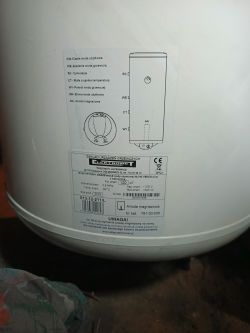 Tabliczka znamionowa bojlera elektrycznego z diagramem przyłączeń oraz informacjami technicznymi.