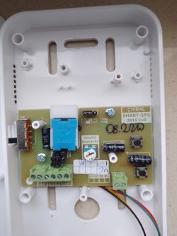 Płyta obwodowa domofonu Cyfral SMART-5PG z oznaczeniami wejść i elementami elektronicznymi.