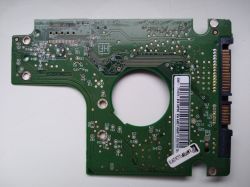 Zielona płytka PCB dysku twardego z elementami elektronicznymi i widocznym kodem kreskowym.