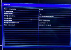 Ekran informacji systemowych rejestratora z danymi wersji oprogramowania i sprzętu.