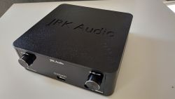 Czarny amplituner JRK Audio Evothon z dwiema gałkami i portem USB na przednim panelu.