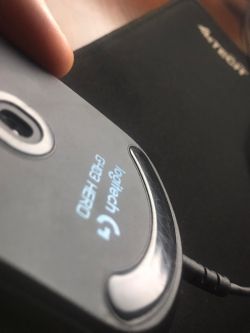 Porysowane ślizgacze w nowych myszkach Logitech G502 i G403 - czy to norma?