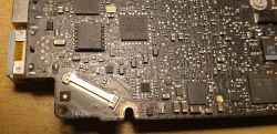 Macbook A1278 nie ładuje - jak sprawdzić ładowarkę i baterię?