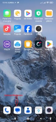 Ekran główny smartfona Xiaomi Redmi Note 8T z zaznaczoną aplikacją Wiadomości strzałką i napisem.