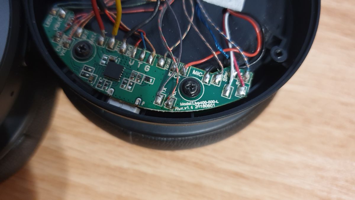 JBL LIVE 400BT - rozładowują baterie po wyłączeniu, nie działa ładowanie