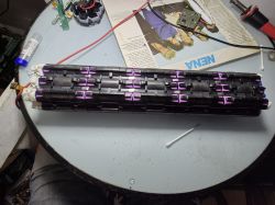 Bateria Bosch PowerTube 625 na stole warsztatowym, z widocznymi ogniwami i elektroniką.