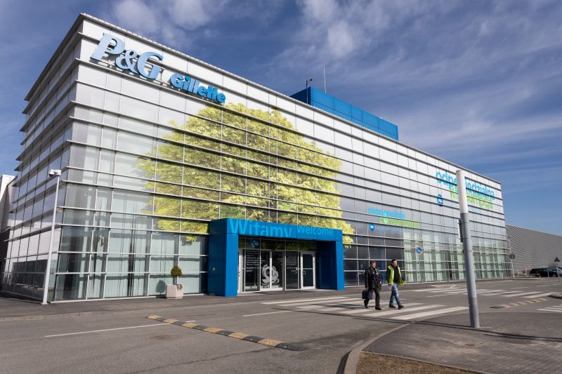 Nowoczesny budynek P&amp;G Gillette z przeszkloną elewacją i napisem „Witamy”