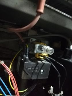 Zbliżenie na komponenty elektryczne wewnątrz kotła Brötje Energy 24CE.