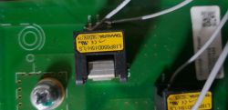Przekładnik prądowy TAMURA L18P050D15H na zielonej płytce PCB