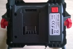Akumulatorowa lampa robocza YATO YT-82961 – wnętrze urządzenia