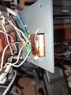 Spalony kondensator X2 0,22 µF 250 V AC zamontowany na tylnej ściance oscyloskopu PM 3233