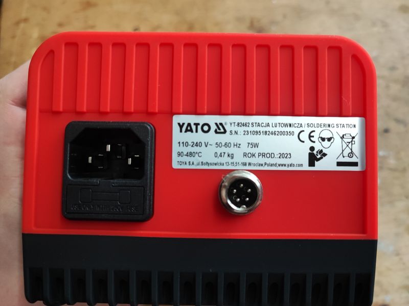 Czerwona stacja lutownicza Yato YT-82462 z etykietą i złączem.
